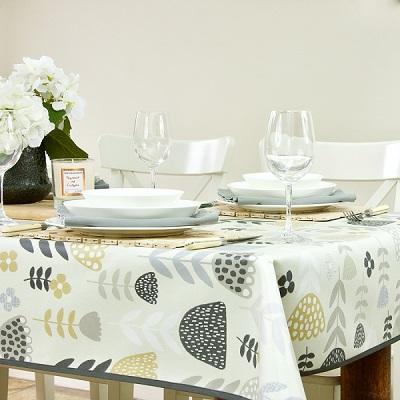 STYLISH NEUTRAL TABLECLOTHS