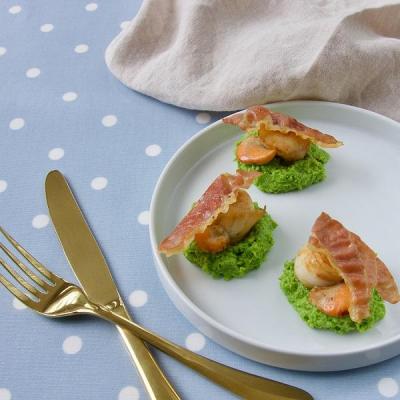 SCALLOPS ON A MINTED PEA PUREE