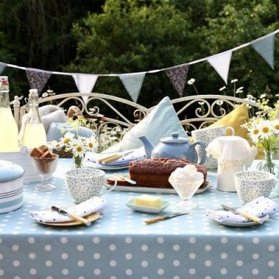 VINTAGE TEA PARTY IN THE SUMMER SUNSHINE
